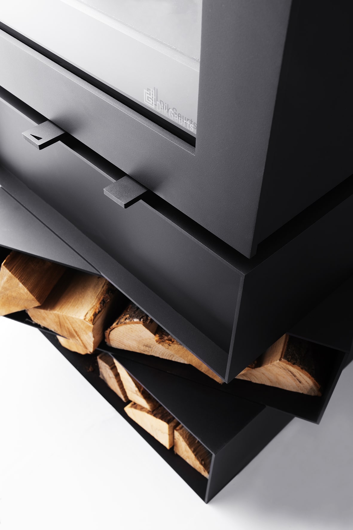 Dik Geurts - Bora Corner, Cubers wood burning stove deyail logs